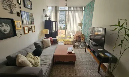 Apartamento reformado com vista para o pacaembu | projeto de clô azevedo