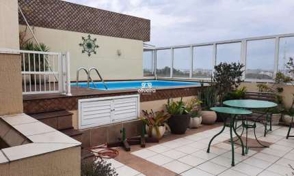 Cobertura duplex no centro com 3 dormitórios, terraço e piscina.