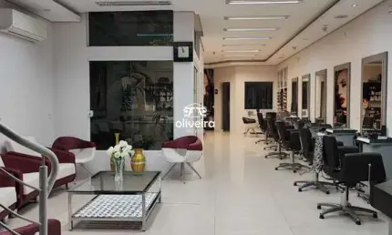 Prédio de Uso Misto - Comercial / Espaço livre / Apto semimobiliado