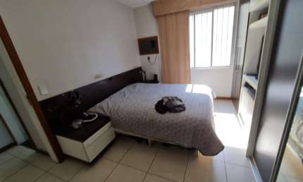 Apartamento de 2 quartos com suíte no miolo da Praia do Canto