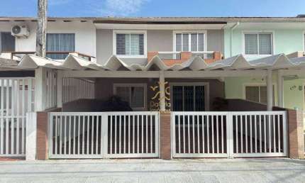 Sobrado em Guaratuba próximo a praia no Brejatuba - Casa com 3 quartos, 3 salas, 2 banheiros, 2 vagas, 120m². Rua Londrina - Brejatuba - GUARATUBA