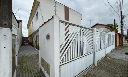 Sobrado em Condomínio Fechado Próximo da Praia – Segurança e Conforto!