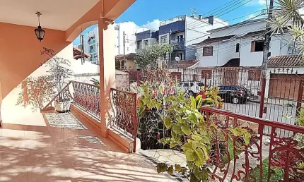 Casa à venda,  em rua plana do Jardim Laranjeiras, Juiz de Fora, MG