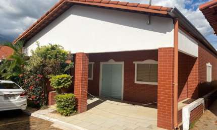 Chalé em Caldas Novas com 3 quartos, mobiliado em condomínio com piscina aquecida.