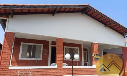 Chalé em Caldas Novas com 4 quartos sendo 2 suítes, todo na laje, sala ampla