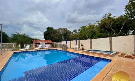 Chalé mobiliado em Caldas Novas! Condomínio com área de lazer e excelente localização!