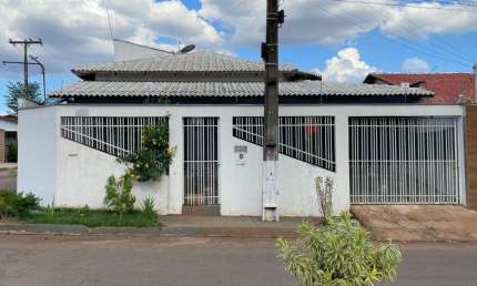 Oportunidade! Casa de esquina em Pires do Rio! Casa com 3 quartos, laje, quintal