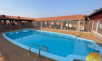 Chalé com 3 quartos, sendo 1 suíte, sala, cozinha ampla com armários, churrasqueira, piscina, sauna