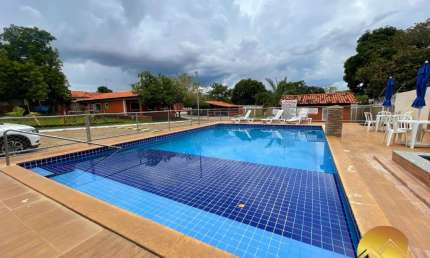 Ótimo chalé em Caldas Novas, mobiliado, 3/4, 2 suites, ar condicionado, em condomínio com área de lazer