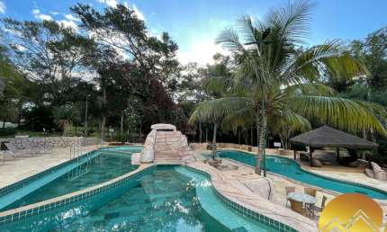 Lindo Flat mobiliado a venda em Caldas Novas, com piscinas termais, rodeado de muita natureza