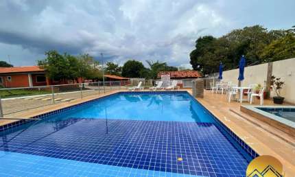 Chalé em condomínio fechado com piscina aquecida, ofurô, espaço para festas com churrasqueira, sauna e etc.