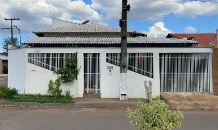 Oportunidade! Casa de esquina em Pires do Rio, 3 quartos, 1 suíte, varanda,