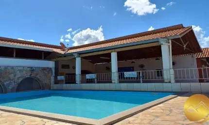 Chalé 3 quartos, 2 suítes, mobiliado em condomínio com piscina e ótima área de lazer