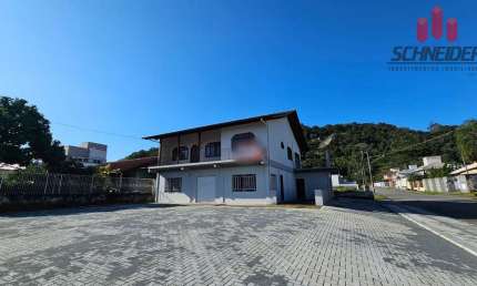 Casa com 4 dormitórios para alugar no bairro Estados em Indaial/SC