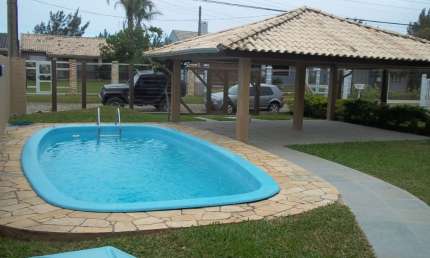 Casa de 4 dormitórios com piscina e playground para alugar na temporada de verão - Centro, Xangri-Lá