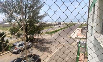 1 quarto com sacada e vista para o mar a 20 metros da praia .
