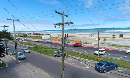 Apartamento á beira mar com sacada de frente em capão da canoa