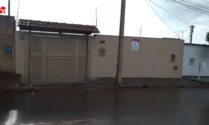 Casa com 4 quartos para alugar na Presidente Vargas, 22, Vila Goiás, Anápolis por R$ 2.500
