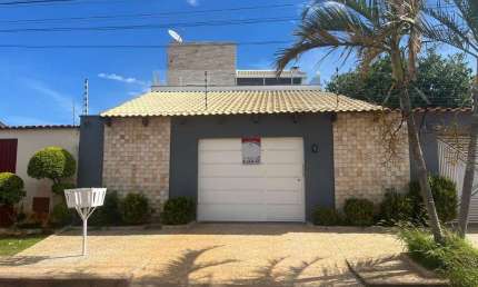 Casa com 3 quartos para alugar na 6, 100, Lourdes, Anápolis por R$ 2.200