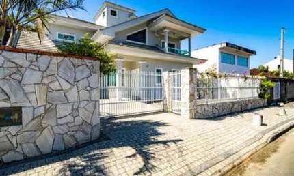 Sobrado dos Seus Sonhos à Venda: Luxo e Conforto no Iririu!