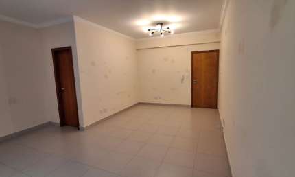 Sala ampla, com uma área no fundo.  - Copa;  - Ar condicionado e - Recepção na área comum.