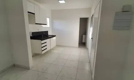 Primeira Locação; Casa com Sacada; Mercado na Porta; 10 munitos do metrô; Tres escolas na vizinhança; Local muito seguro.