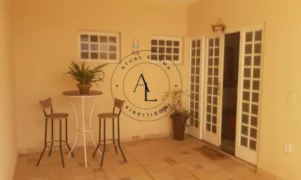 Casa Aconchegante com 3 Quartos (1 Suíte), Quintal e Jardim na Frente!