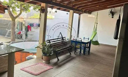 Charmosa Casa com 2 Quartos, Edícula e Amplo Quintal - Ambientes Frescos e Arejados