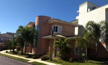 Casa dos Sonhos em Condomínio de Valinhos: 3 Suítes e Área Gourmet com Churrasqueira