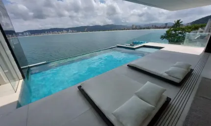 **Mansão Excepcional à Venda no Guarujá – Vista Mar Deslumbrante!**
