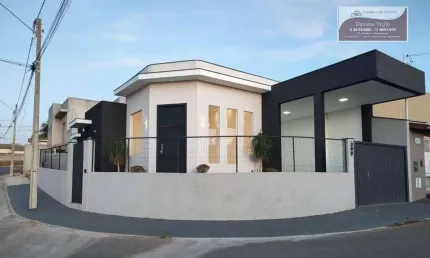 Belíssima casa de esquina, localizada no Residencial Quinta dos Vinhedos.