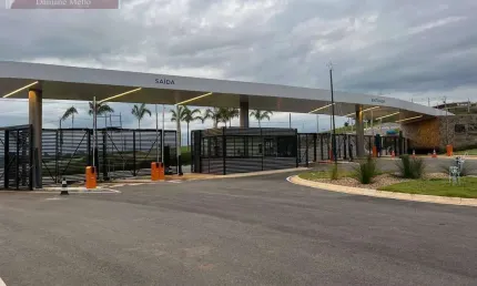 TERRENO LEVE DECLIVE DE 452 M² COM VISTA PANORÂMICA EM CONDOMÍNIO FECHADO.
