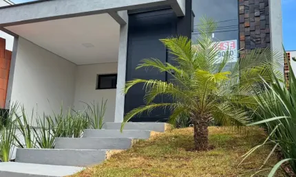 Linda Casa no condomínio jardim–3 Dormitórios em Condomínio Fechado