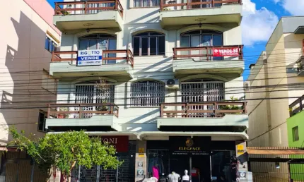 Apartamento amplo no bairro Lourdes próximo a igreja.