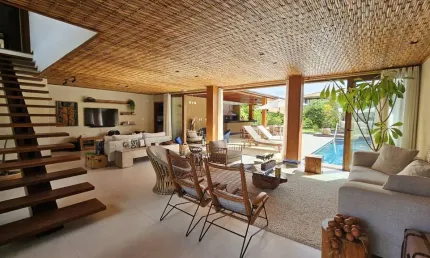 Casa luxuosa, fino acabamento, 5 suítes, 544m², varanda, ventilação natural, climatizada, projeto arquitetônico, piscina privativa. Agende sua visita!