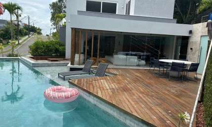 Mansão Alphaville 2, finamente decorada, 4 vagas, 4 suítes, piscina privativa, climatizado, adega, suíte master, etc. Agende sua visita!