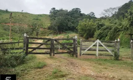 Fazenda para Venda em Piraí, Área Rural, 3 dormitórios, 1 suíte, 2 banheiros, 3 vagas
