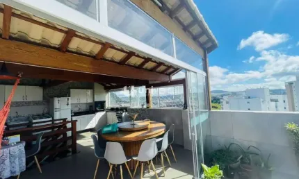 Cobertura espaçosa com elevador no jardim laranjeiras