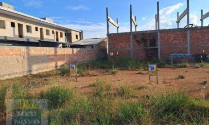 Terreno plano de 120m² em rua asfaltada com sol da manhã