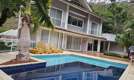 CASA 6 QUARTOS - 504 m2 - 3 SUÍTES - PISICINA - QUADRAS DE TENIS E FUTEBOL - SAUNA - SALÃO DE FESTASS