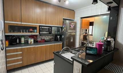 Este imóvel oferece: 3 quartos espaçosos, sendo 1 suíte com varanda: ideal para famílias ou quem busca um ambiente tranquilo para trabalhar em casa; 2 banheiros completos com armários: praticidade e o