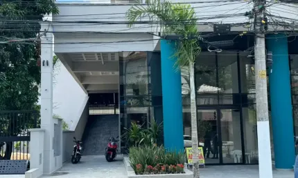 estrutura com 2 pisos , 1050 de loja terreá, piso superior com 750m de estacionamento para 50 vagas.²