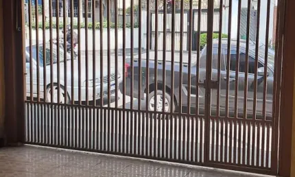 Linda casa mista para morar ou montar seu negocio, casa bem localizada , com cômodos grandes