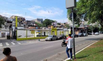 Ótima esquina comercial , com 30 metros de testada para Av, área coberta ,patio , escritório e banheiros.