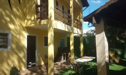 Sobrado reformado e modernizado que tem garagem para 3 carros (espaço até 6 carros usando o quintal), sala, cozinha, 4 quartos (2 suítes), varandas no quarto de casal e de solteiros, 1 wc social, uma 