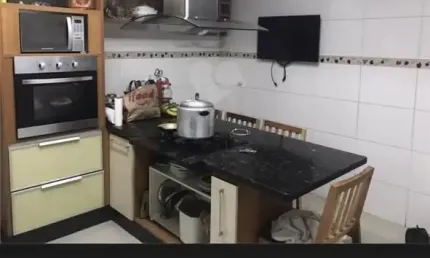 Imóvel com ótima localização, comércio completo ao redor. Rua tranquila, cômodos amplos pé direito alto bem arejada. Cozinha planejada, espaço gourmet, churrasqueira com trio. Janelas amplas todas de 