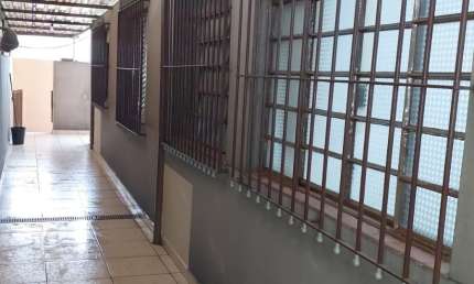 Casa térrea toda documentada, localizada em Lauzane Paulista. A casa possui dois quartos, sala, cozinha, banheiro, área de serviço, garagem para dois carros, e ainda possui um terreno nos fundos que d