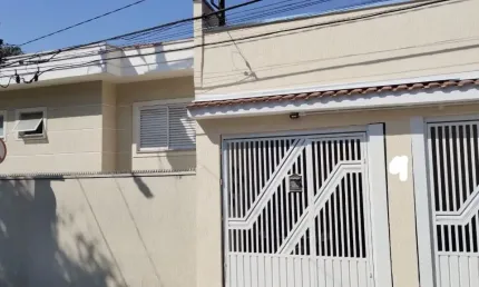 Casa térrea com 240 mts² de área construída, terreno de 8mt x 20mt, sendo 3 dormitórios, 1 suite, 2 banheiros com chuveiro a gás, sala ampla, cozinha com gás encanado, corredor lateral, quintal de fun