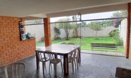 indo sobrado 3 pisos, com sala com 3 ambientes, lareira, bar divisória, lavabo copa cozinha e lavanderia, salão de festa com banheiro, churrasqueira, bar, sauna, adega, depósito, fechado com vidro tem