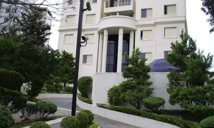 Apartamento com 2 dormitórios sendo 1 suíte, com piso laminado, andar alto com vista livre, 1 vaga de garagem, área de lazer completa com 1 piscina coberta aquecida, 1 piscina aberta fria, salão de fe